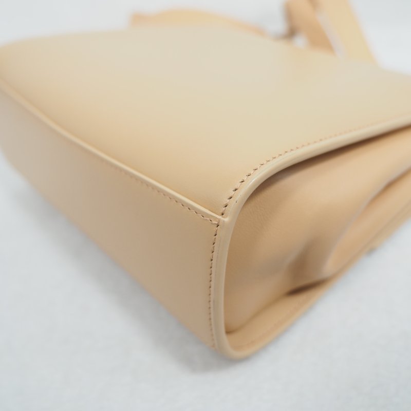 BV 牛皮 the clip 金扣單肩包-10