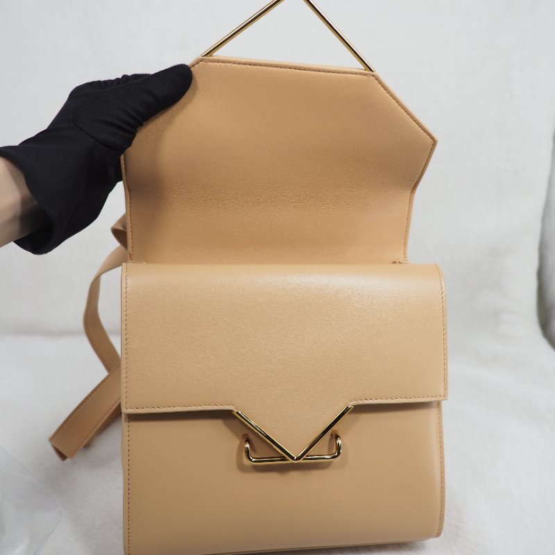 BV 牛皮 the clip 金扣單肩包-11