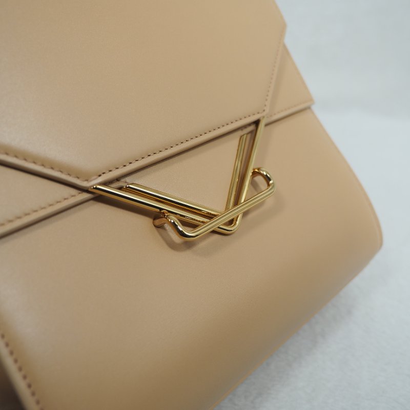 BV 牛皮 the clip 金扣單肩包-16