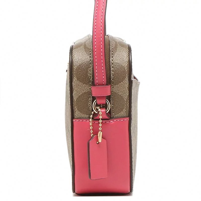 【COACH】滿版LOGO皮革斜背包-卡其桃-1