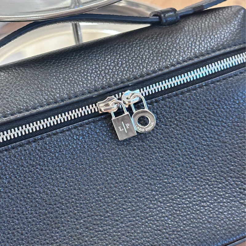 【全❤️】LP Loro Piana 飯盒包 ExtraPocket L19 黑色 銀扣手提包 單肩包-3