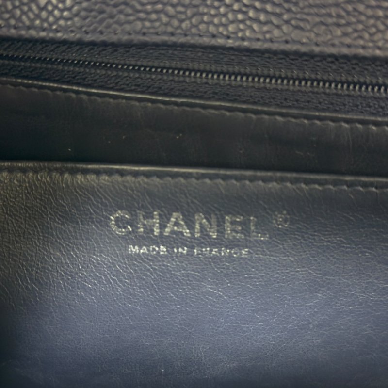 CHANEL Maxi 荔枝皮 特大號經典款 鏈條包-21