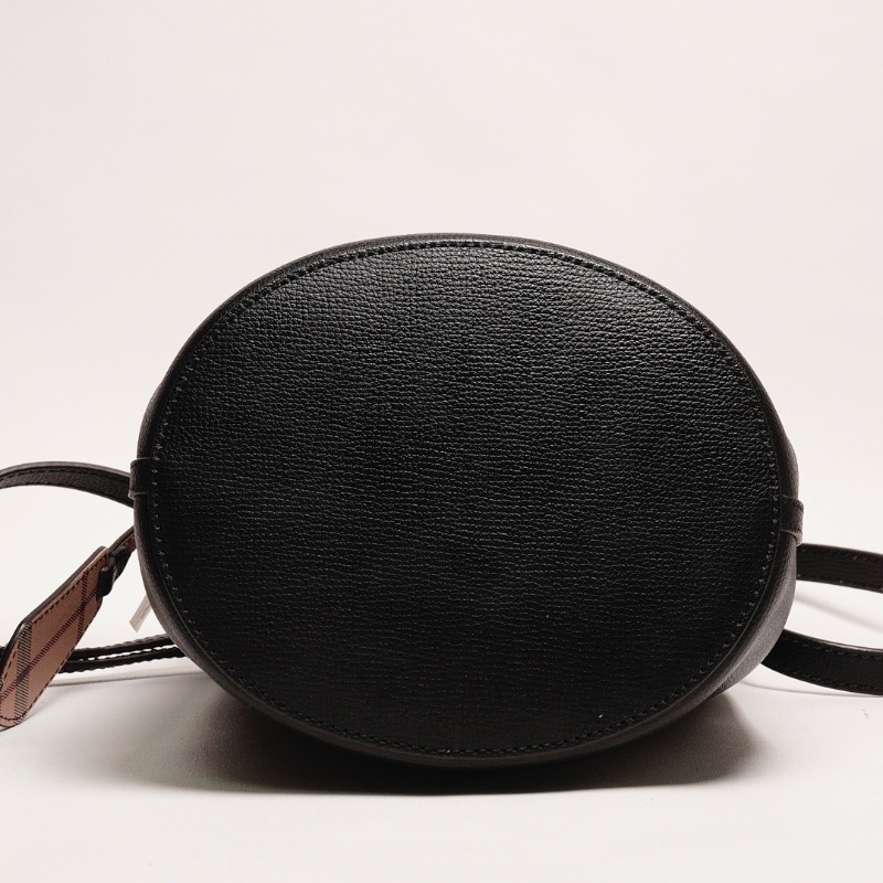 Burberry 雙面小水桶包（黑色/內裏格紋）-4