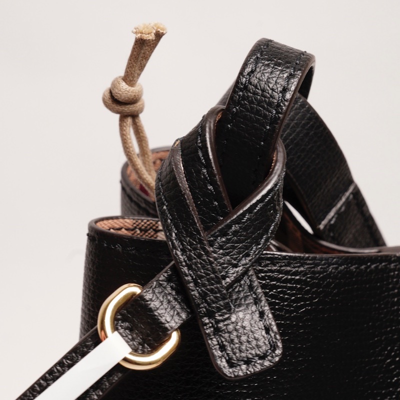 Burberry 雙面小水桶包（黑色/內裏格紋）-7