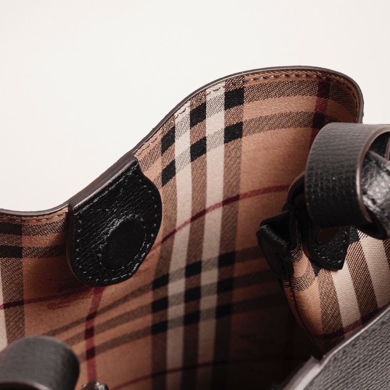 Burberry 雙面小水桶包（黑色/內裏格紋）-9