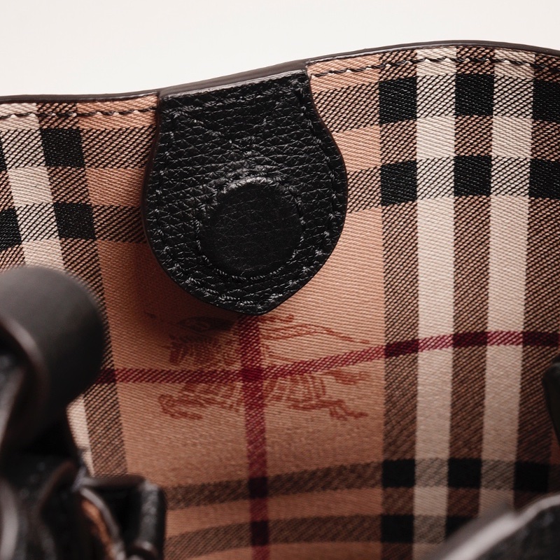 Burberry 雙面小水桶包（黑色/內裏格紋）-10