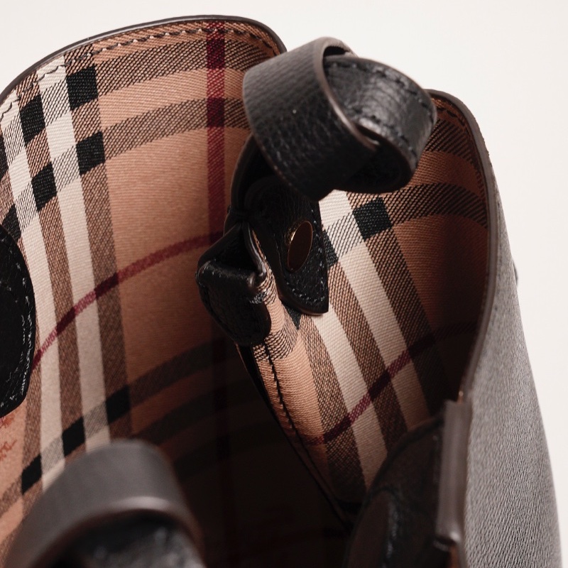 Burberry 雙面小水桶包（黑色/內裏格紋）-11