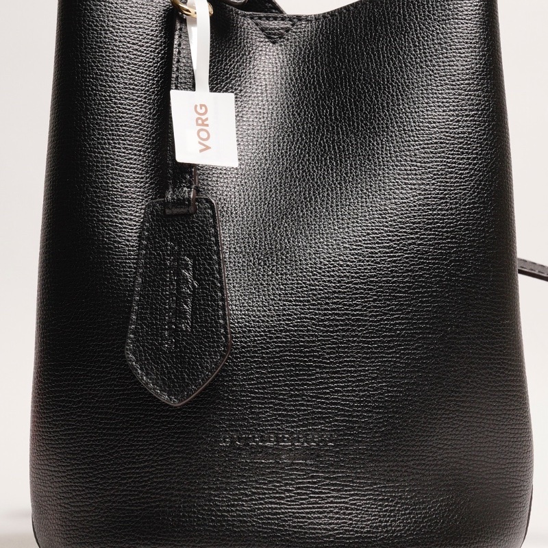 Burberry 雙面小水桶包（黑色/內裏格紋）-13