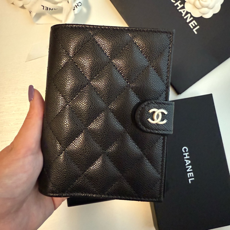 💖Chanel 經典款 護照夾 皮夾💖 黑色荔枝皮 金釦 全新全配-0
