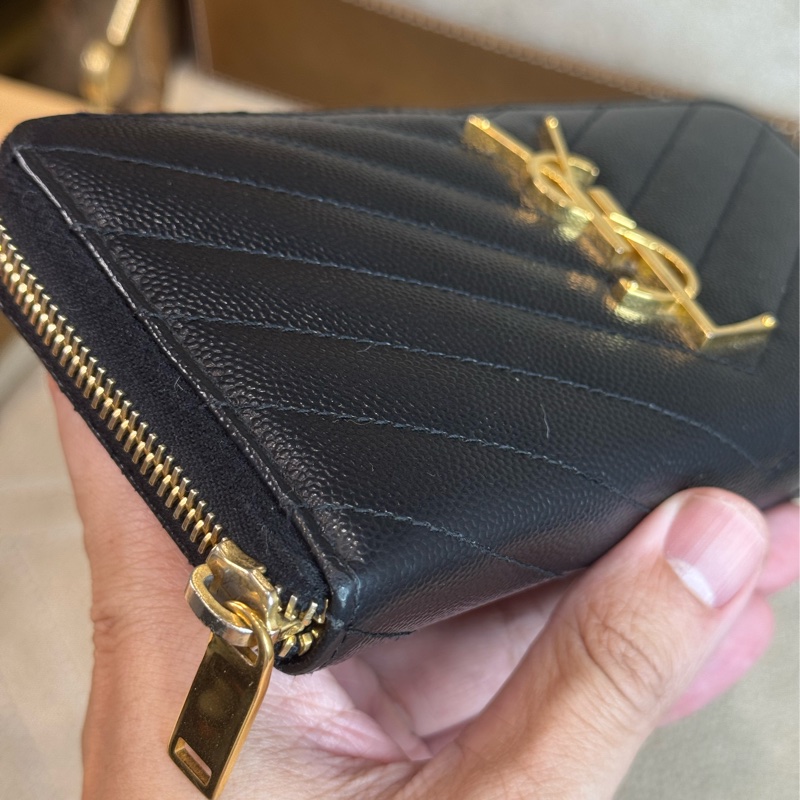 上架中🔑Saint Laurent (YSL) YSL金釦魚子醬壓紋拉鍊長夾-3