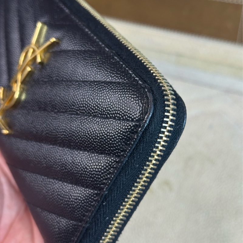 上架中🔑Saint Laurent (YSL) YSL金釦魚子醬壓紋拉鍊長夾-4