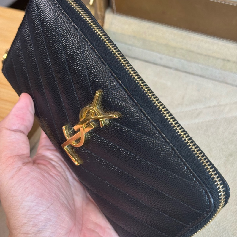 上架中🔑Saint Laurent (YSL) YSL金釦魚子醬壓紋拉鍊長夾-6