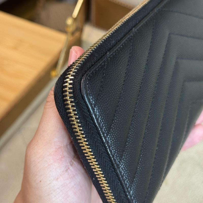 上架中🔑Saint Laurent (YSL) YSL金釦魚子醬壓紋拉鍊長夾-8