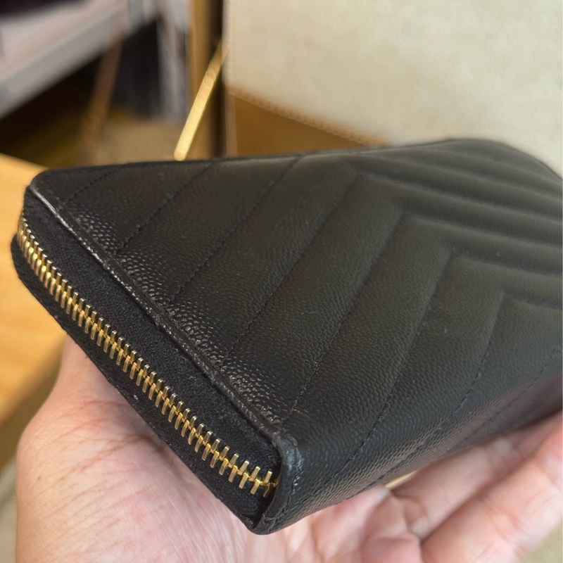 上架中🔑Saint Laurent (YSL) YSL金釦魚子醬壓紋拉鍊長夾-9