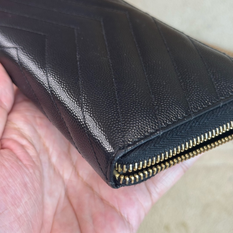 上架中🔑Saint Laurent (YSL) YSL金釦魚子醬壓紋拉鍊長夾-11