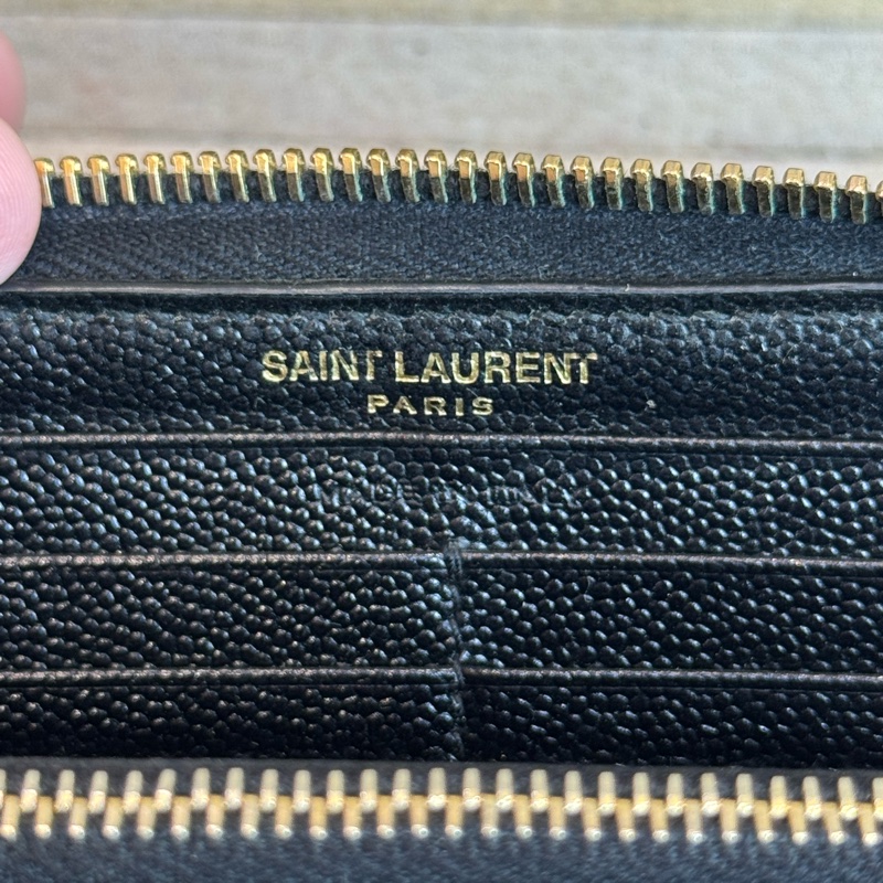 上架中🔑Saint Laurent (YSL) YSL金釦魚子醬壓紋拉鍊長夾-16