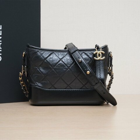 CHANEL GABRIELLE流浪小號20黑色牛皮27開金銀扣肩背包