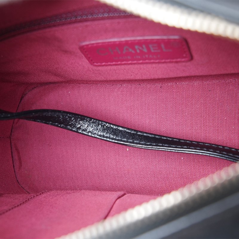 CHANEL GABRIELLE流浪小號20黑色牛皮27開金銀扣肩背包-2