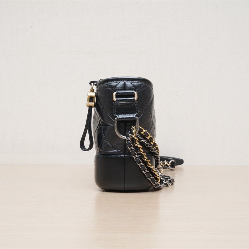CHANEL GABRIELLE流浪小號20黑色牛皮27開金銀扣肩背包-4