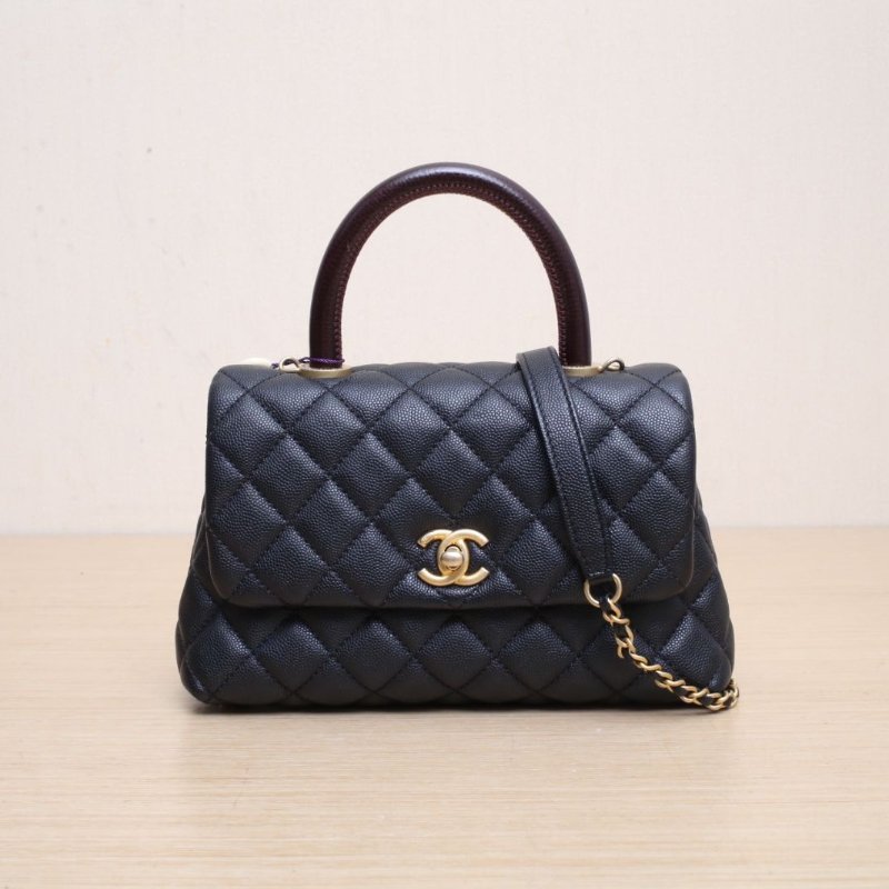 CHANEL CocoHandle小號24黑色荔枝牛皮29開金扣肩背包-1