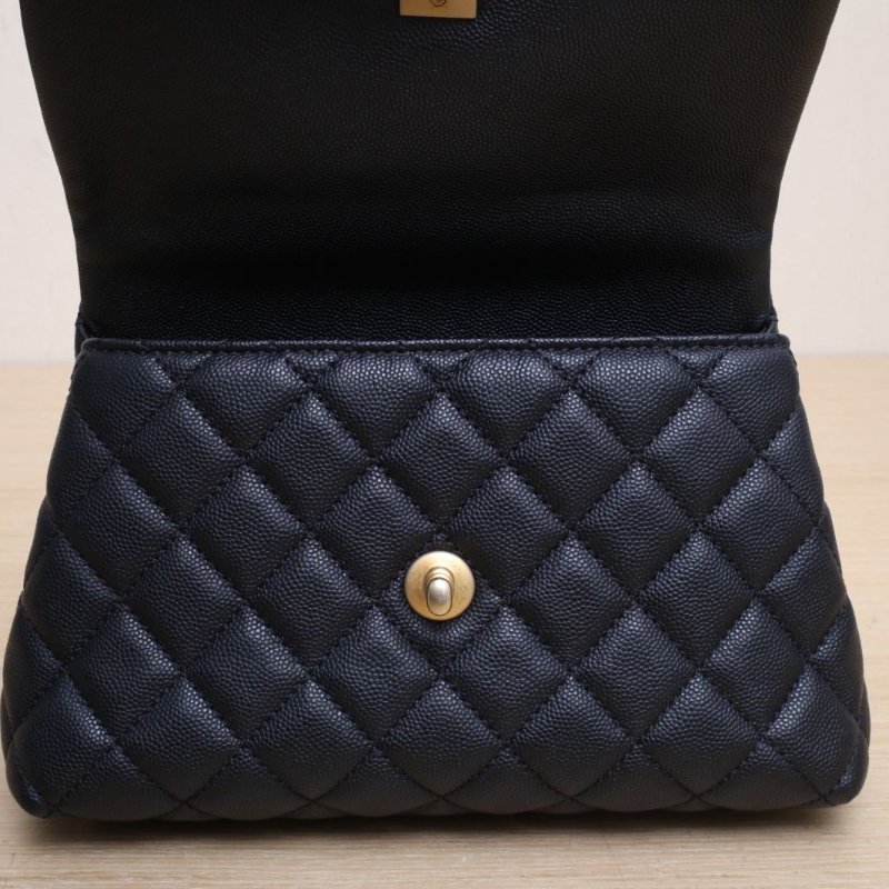 CHANEL CocoHandle小號24黑色荔枝牛皮29開金扣肩背包-3