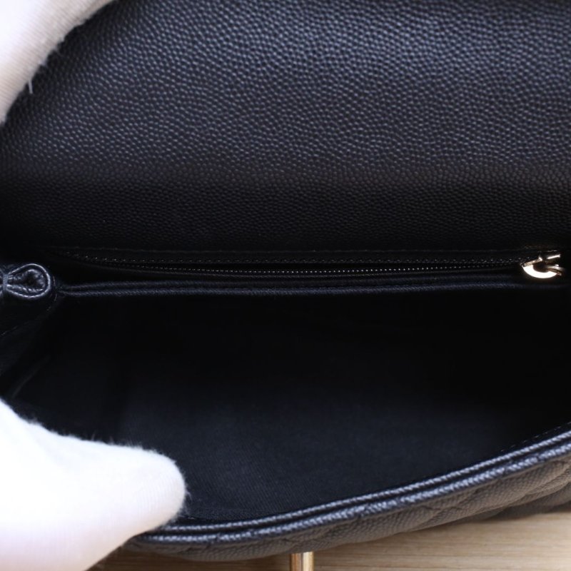 CHANEL CocoHandle小號24黑色荔枝牛皮29開金扣肩背包-4