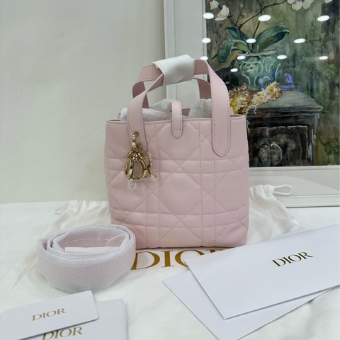 Dior/迪奧 櫻花粉toujours豎版小號菜籃 25編碼 全新 有原購證 尺寸：16*12*18cm