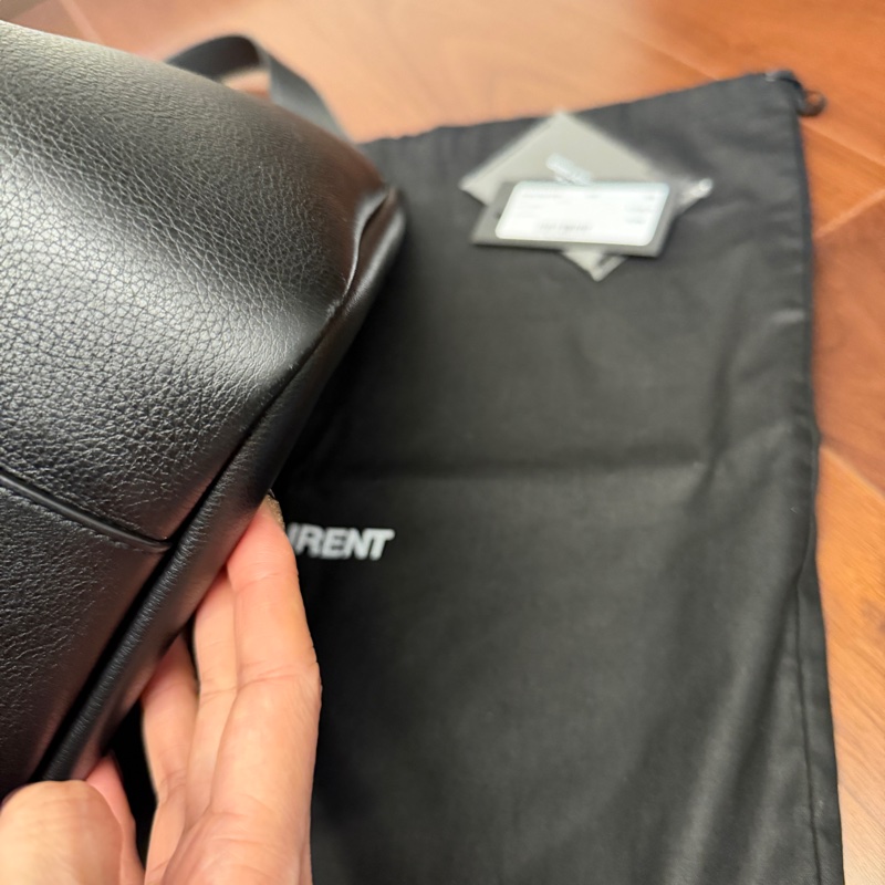 SAINT LAURENT LE5A7HOBO大號黑色牛皮金扣肩背包-9