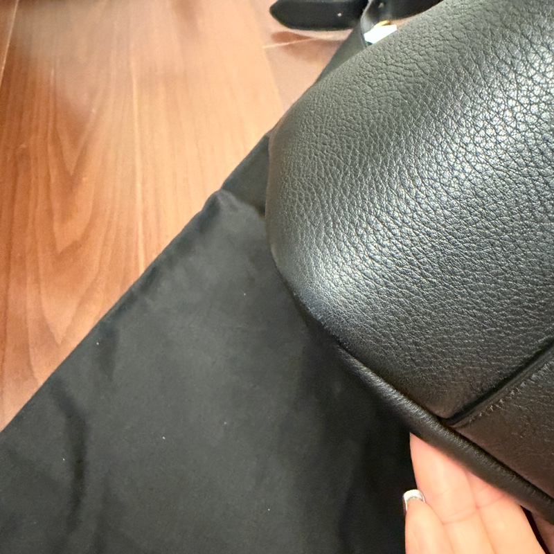 SAINT LAURENT LE5A7HOBO大號黑色牛皮金扣肩背包-10