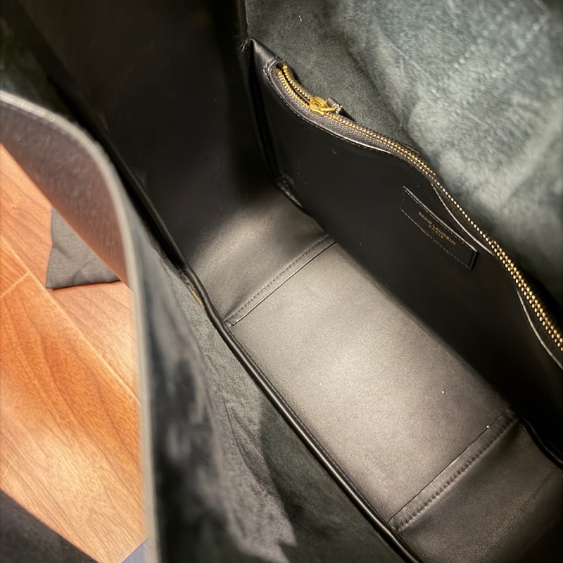 SAINT LAURENT LE5A7HOBO大號黑色牛皮金扣肩背包-14