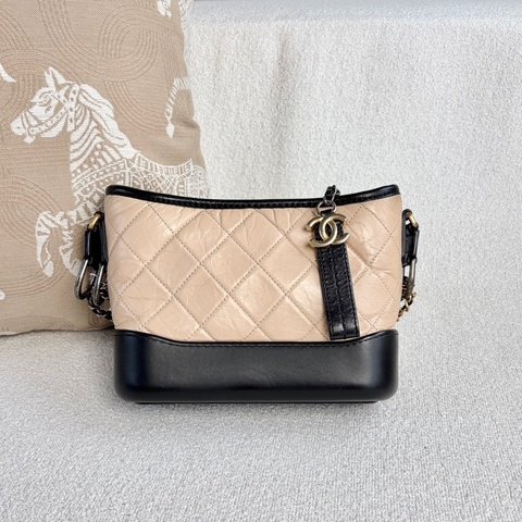 🌷有購證！Chanel 香奈兒 Gabrielle 流浪包奶茶配黑皮 金扣 小號 保卡款