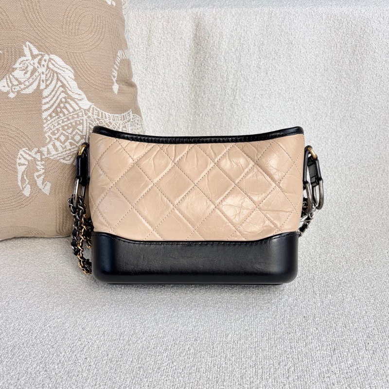 🌷有購證!Chanel 香奈兒 Gabrielle 流浪包奶茶配黑皮 金扣 小號 保卡款-1