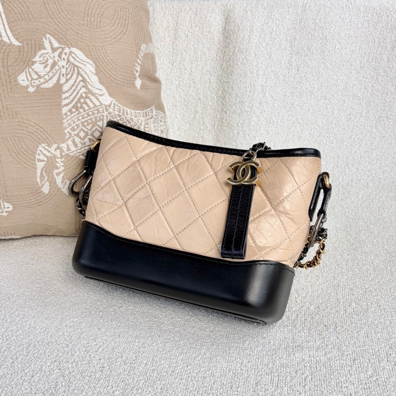 🌷有購證!Chanel 香奈兒 Gabrielle 流浪包奶茶配黑皮 金扣 小號 保卡款-2