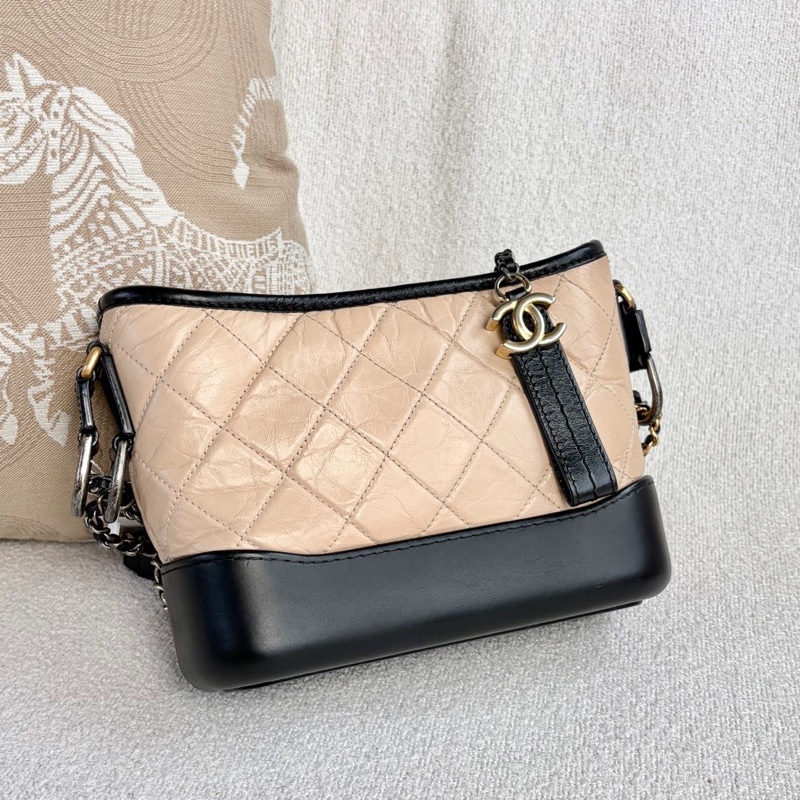 🌷有購證!Chanel 香奈兒 Gabrielle 流浪包奶茶配黑皮 金扣 小號 保卡款-4