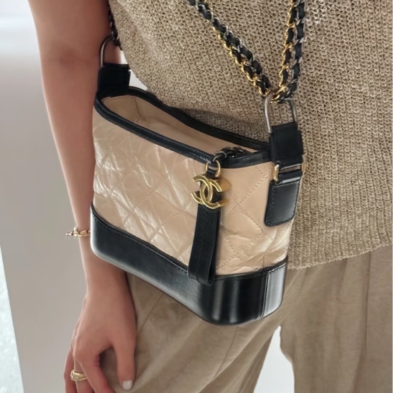 🌷有購證!Chanel 香奈兒 Gabrielle 流浪包奶茶配黑皮 金扣 小號 保卡款-6