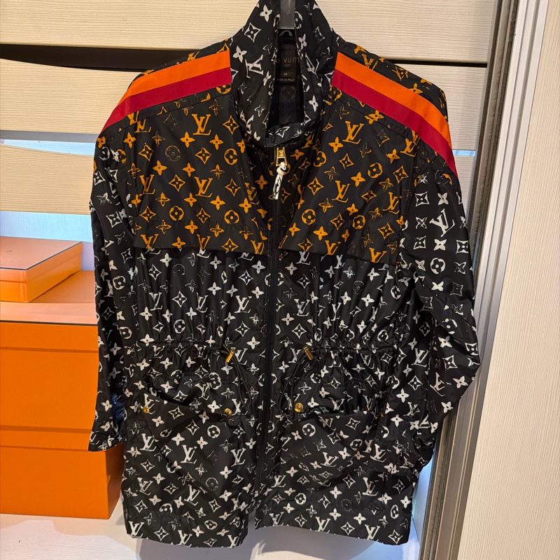 LV 輕量風衣logo-0