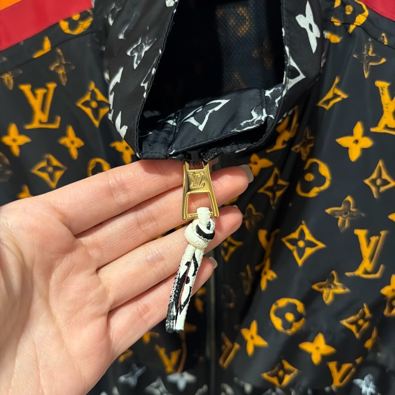 LV 輕量風衣logo-2