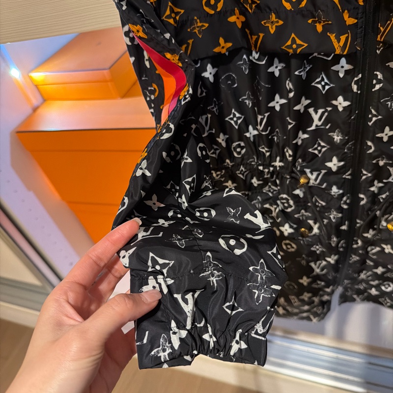 LV 輕量風衣logo-3