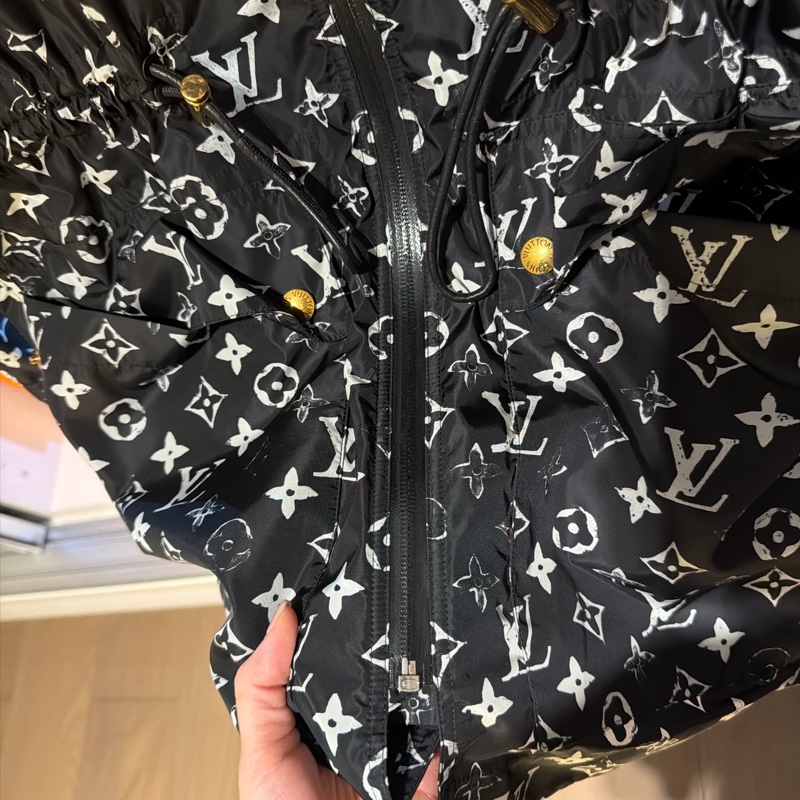 LV 輕量風衣logo-4
