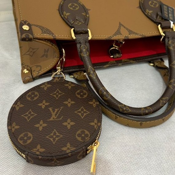 LV黑EPI金釦Twist PM-8