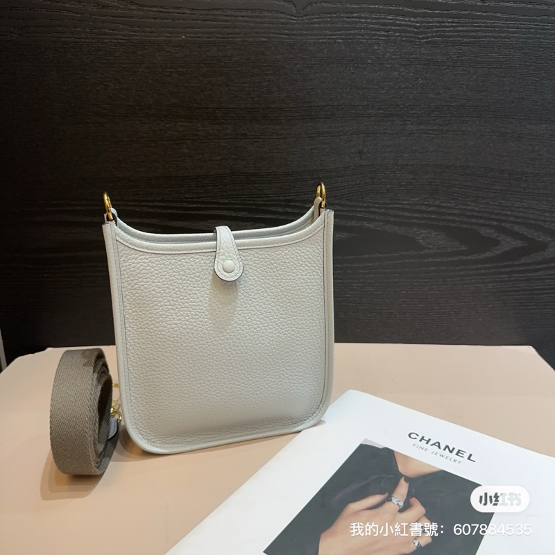 Hermes 聖杯藍TC皮金釦斜背Mini Evelyne-1
