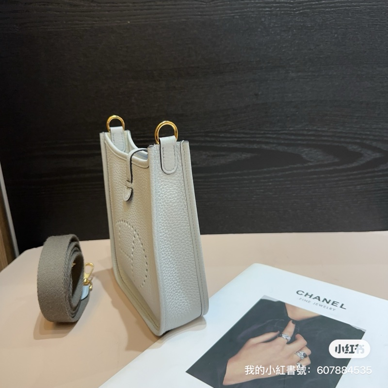 Hermes 聖杯藍TC皮金釦斜背Mini Evelyne-3