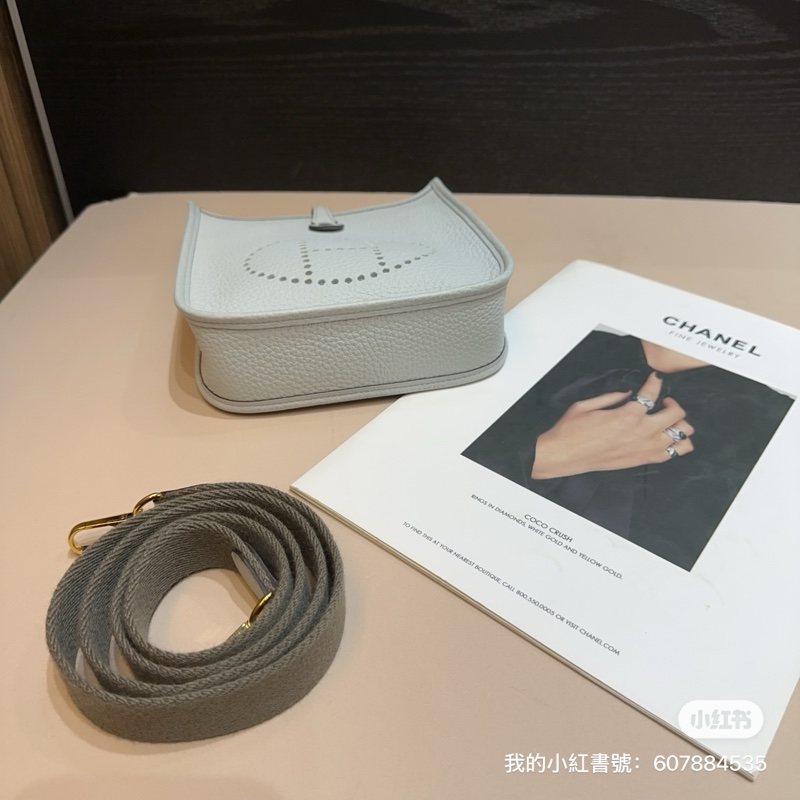 Hermes 聖杯藍TC皮金釦斜背Mini Evelyne-4