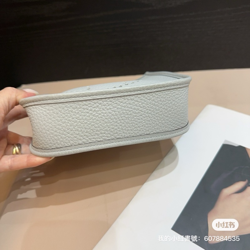Hermes 聖杯藍TC皮金釦斜背Mini Evelyne-5