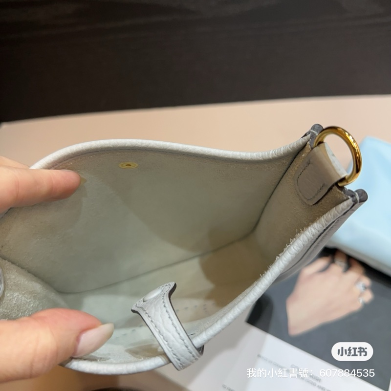 Hermes 聖杯藍TC皮金釦斜背Mini Evelyne-6