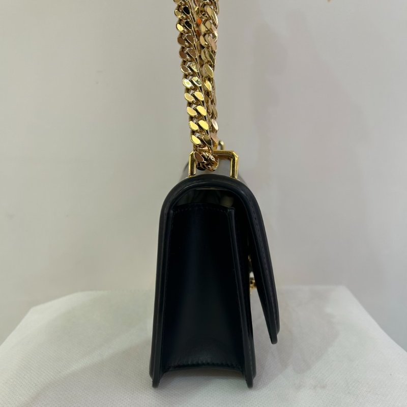 BURBERRY黑牛皮TB金釦掀蓋練包-1