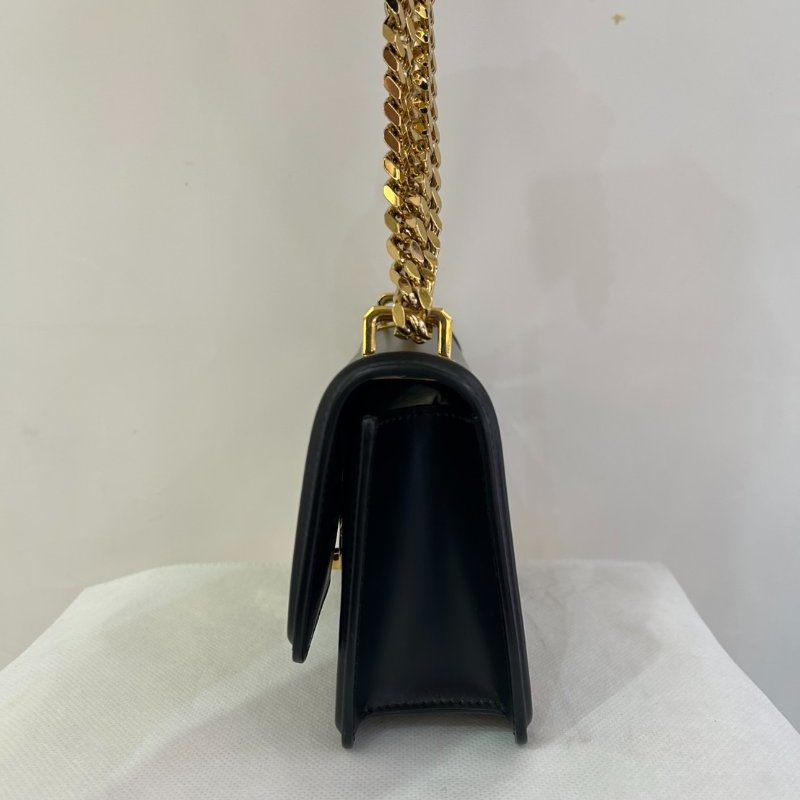 BURBERRY黑牛皮TB金釦掀蓋練包-2