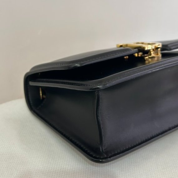 BURBERRY黑牛皮TB金釦掀蓋練包-4