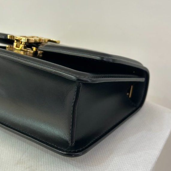 BURBERRY黑牛皮TB金釦掀蓋練包-5