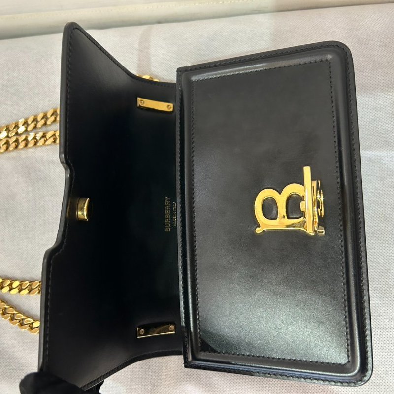 BURBERRY黑牛皮TB金釦掀蓋練包-6